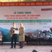 8.lãnh đạo huyện trao bằng ghi nhận Tấm lòng vàng cho Đại đức Thích Tâm Hòa